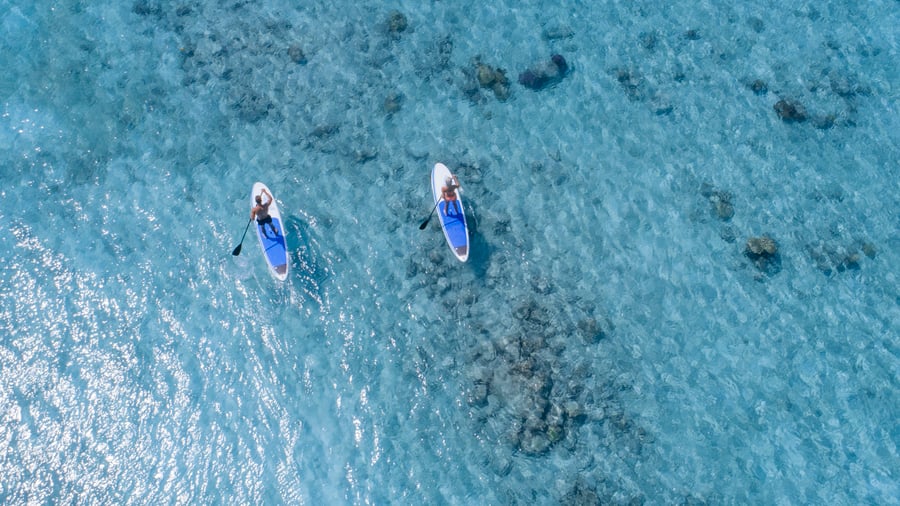 SUP:a på turkost vatten