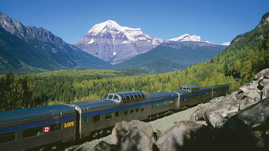 Toget kører forbi Mt. Robson