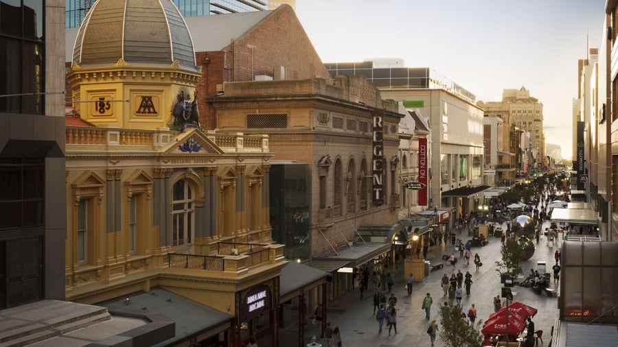 Adelaide är en lugn stad med shopping och kaféer