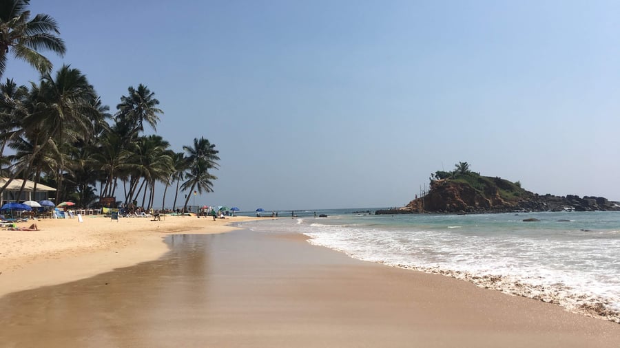 Hvit sandstrand i Sri Lanka