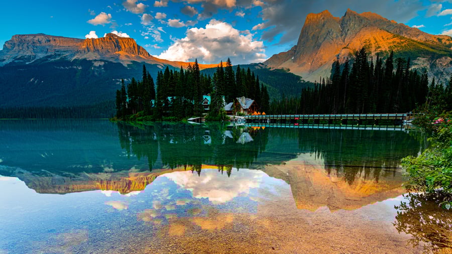Solnedgang over de canadiske Rocky Mountains
