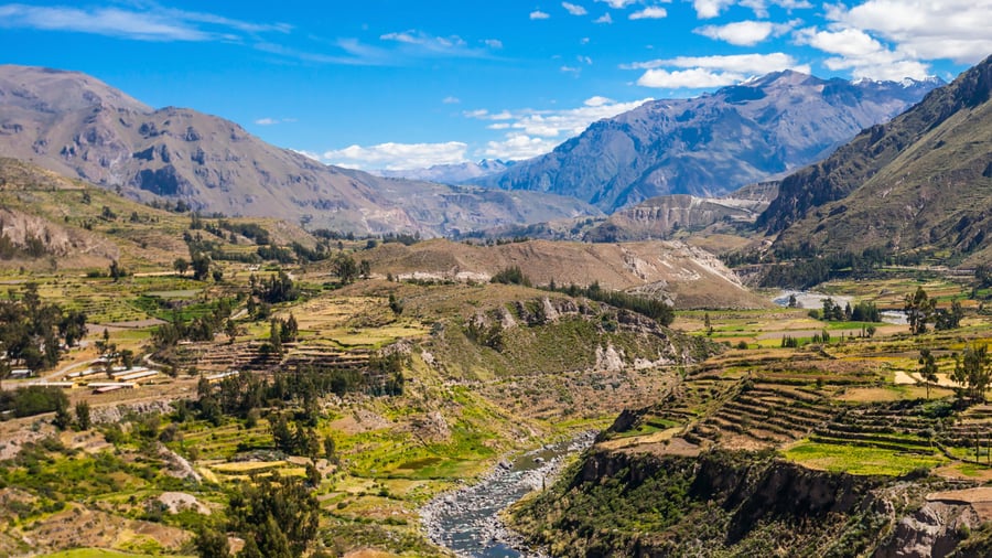 Colca-dalen med stejle bjergsider og terrasser