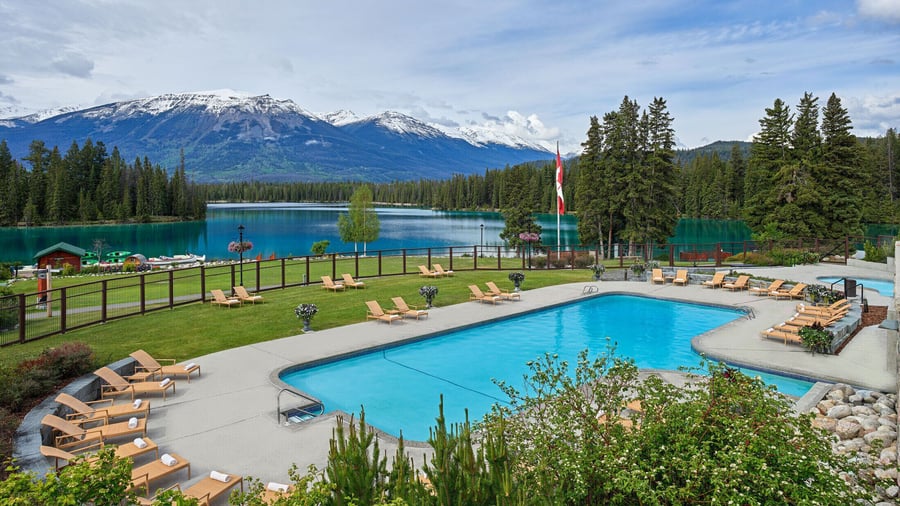 Pool med bjergudsigt på Fairmont Jasper Park Lodge