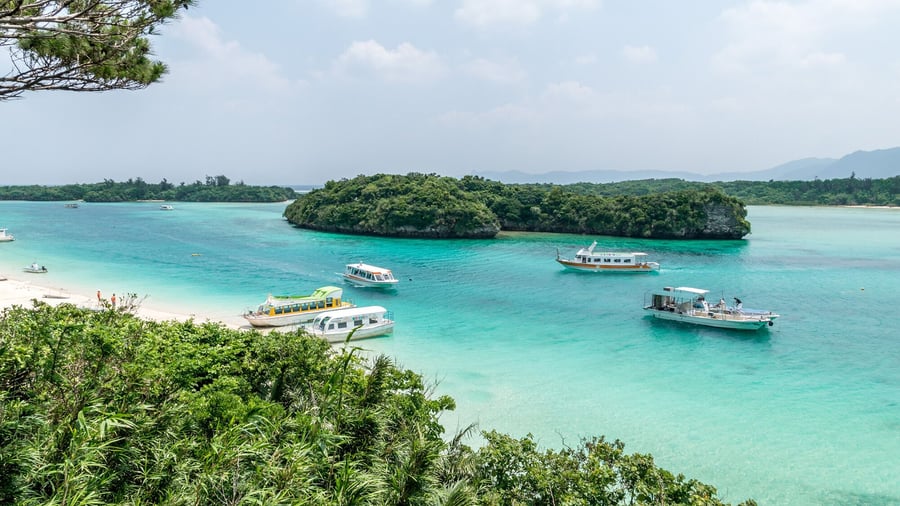 Okinawa byder på hvide strande og klart vand