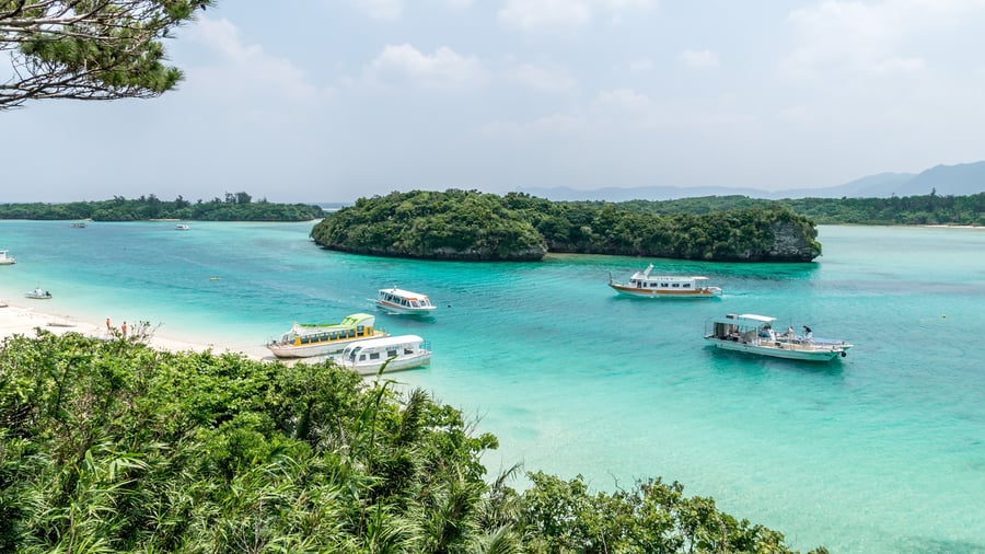 Okinawa bjuder på vita stränder och klart vatten