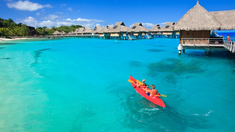 Bo i overwater bungalows og ro i kajak