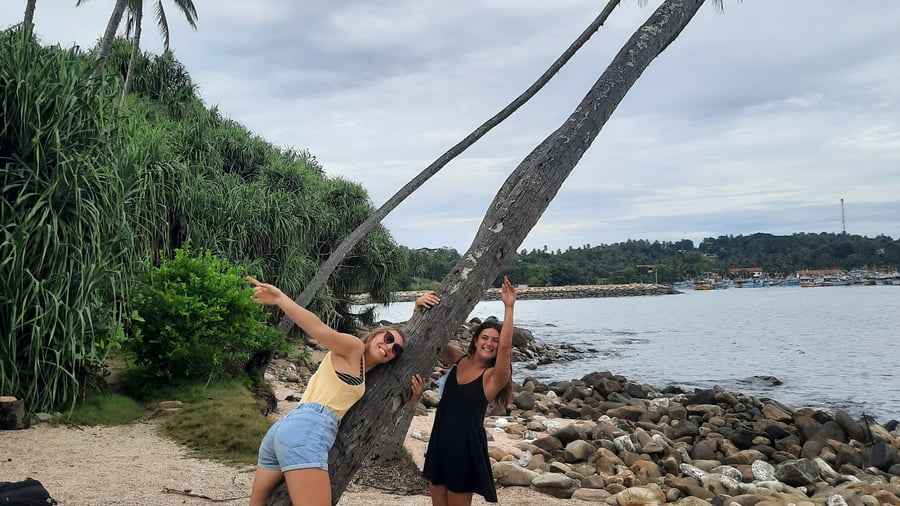 Venninner som nyter dager på stranden
