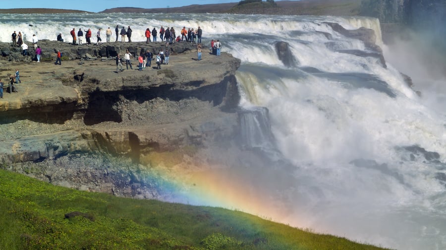 Gullfoss’ brusende vand styrter ned i en dyb kløft