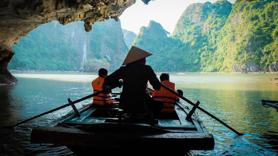 Sejl gennem idylliske og naturskønne Halong Bay