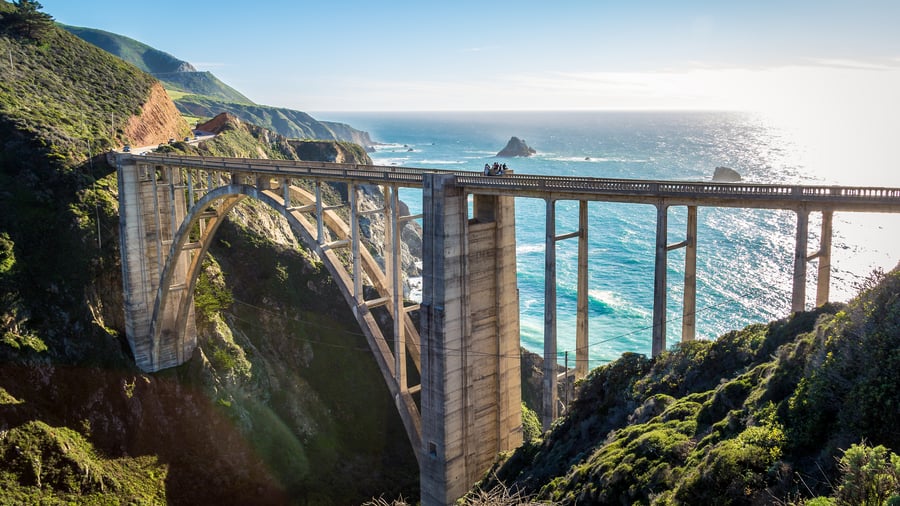 Kör över den ikoniska Bixby Bridge längs Highway 1