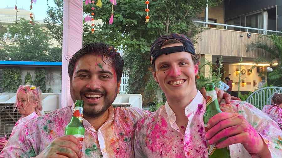 To gode venner som feirer Holi