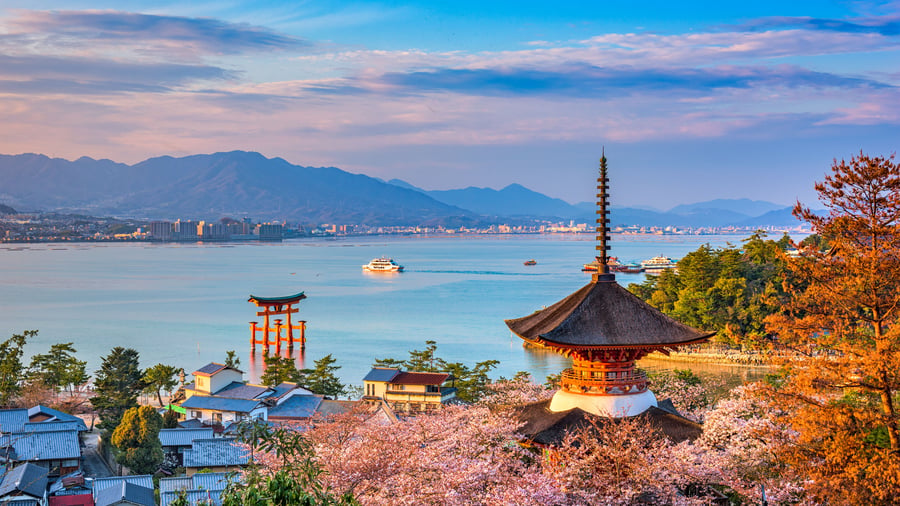 Miyajima med den ikoniske torii-port i vandet