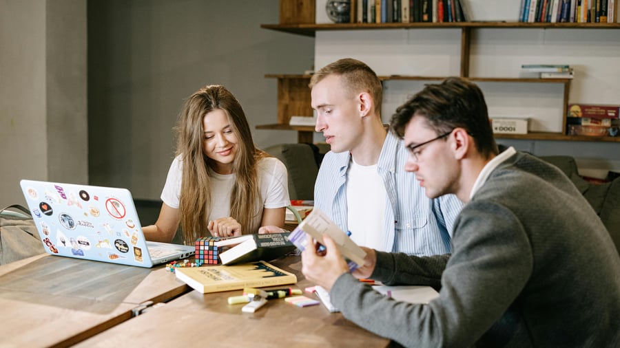 Kurssikavereista on apua tenttiin valmistautuessa