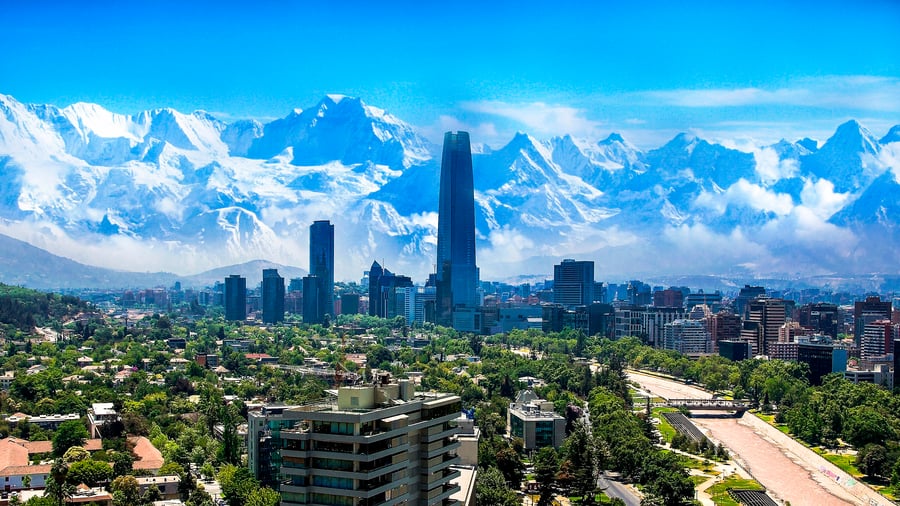Santiago Skyline med bjergene i baggrunden