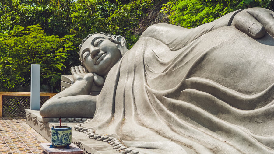 Sovenda Buddha vid Long Son-pagodan i Nha Trang