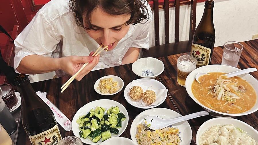 Tafel vol gerechten in Japan