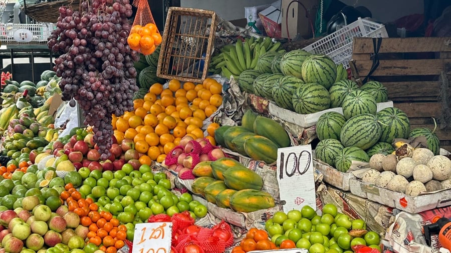 Find fresh fruit and delicious food on the markets