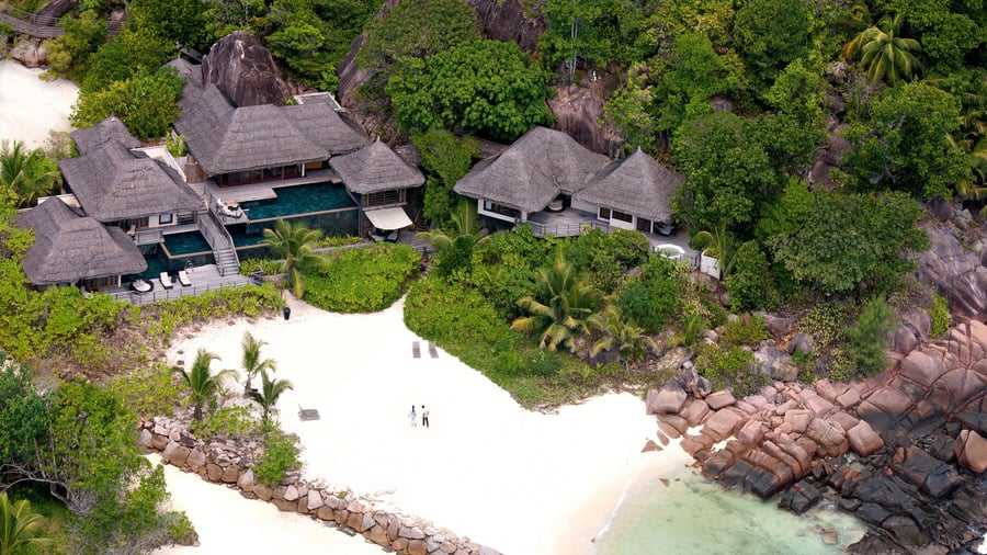 Den vackra privata stranden vid hotellet