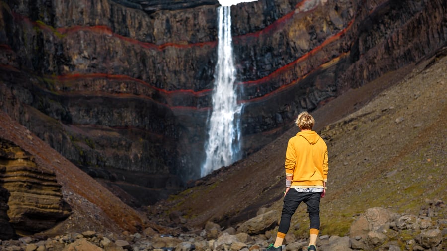Oplev det 128 meter høje Hengifoss-vandfald