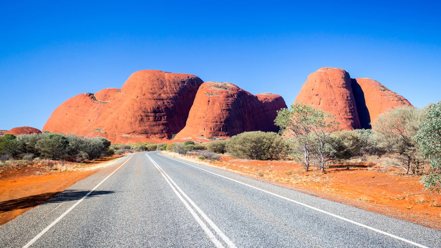 Kör genom Australiens röda öken i Kata Tjuta