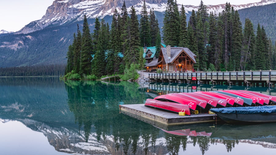 Bo midt i Canadas natur som på Emerald Lake Lodge