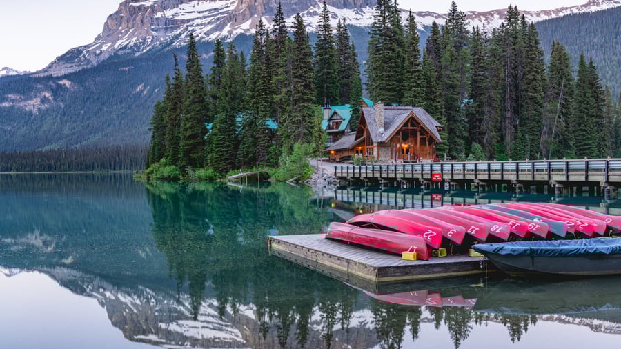 Bo midt i Canadas natur som på Emerald Lake Lodge
