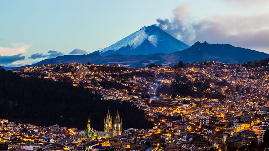 Quito med Cotopaxi-vulkanen i baggrunden