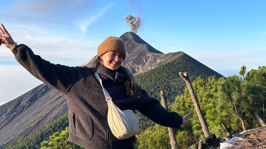 Beklim de iconische Acatenango vulkaan in Guatemala