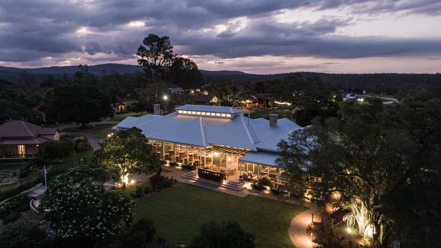 Bo i historiske cottages på Spicers Hidden Vale