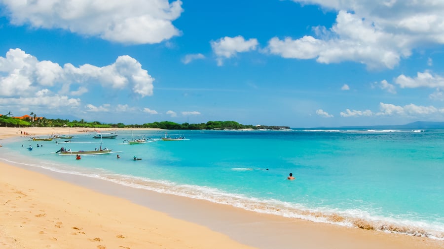 Den fina sandstranden vid Nusa Dua på Bali