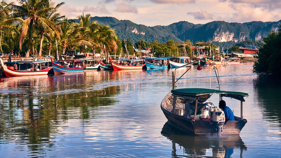 Stemningsfuld havn i Langkawi med lokale fiskere