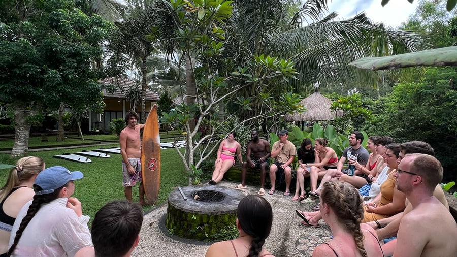 Njóttu stemmningarinnar á surf campi