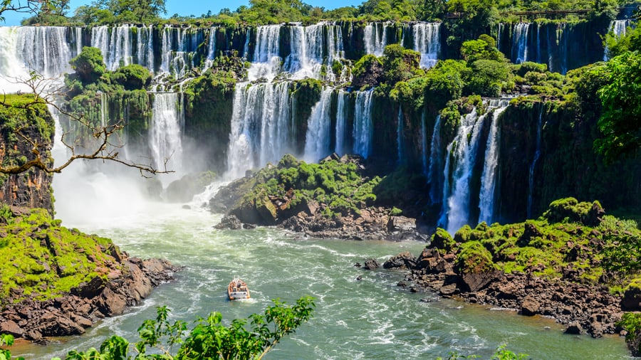 Iguazú-vandfaldene omgivet af subtropisk skov