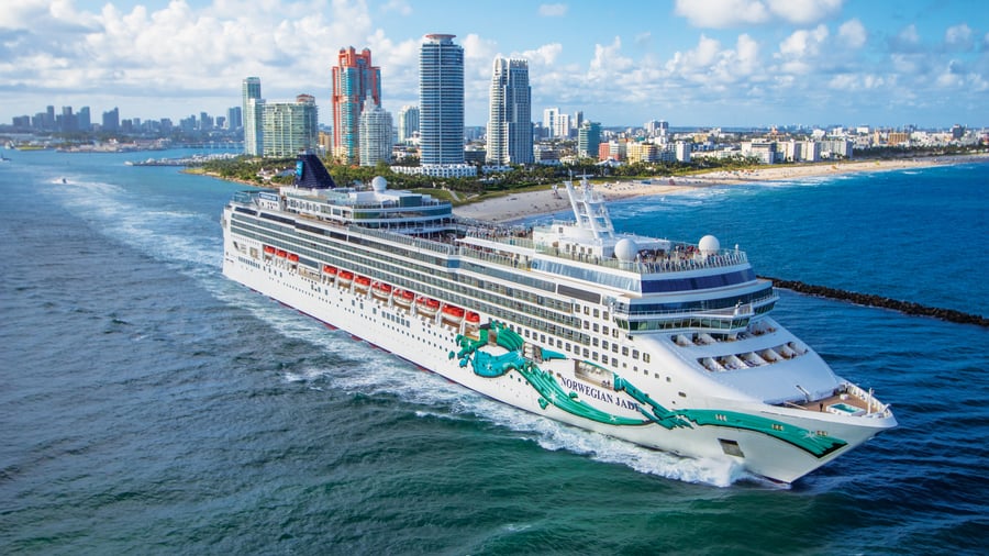 Norwegian Jade sejler ud fra Miami