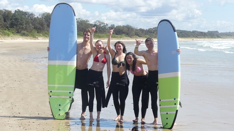 Surfers bij Spot X