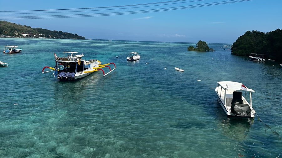 Turqouise water and boats