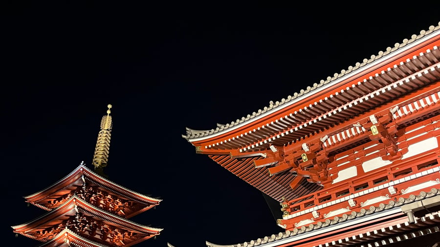 Night-time temples in Tokyo