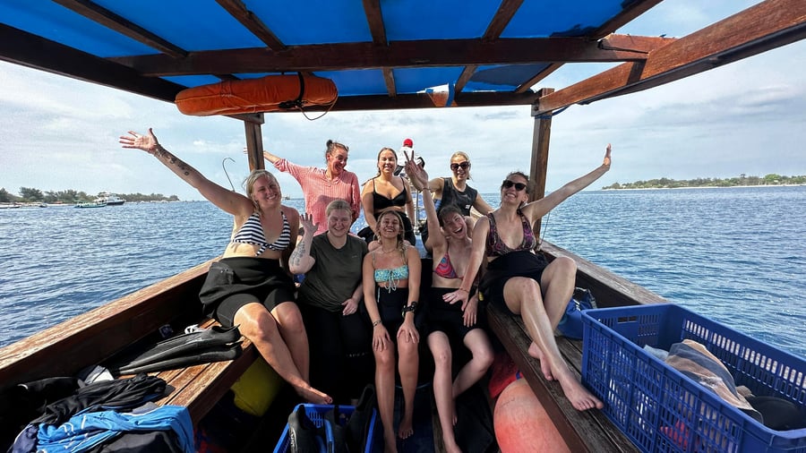 Meet other travellers when diving