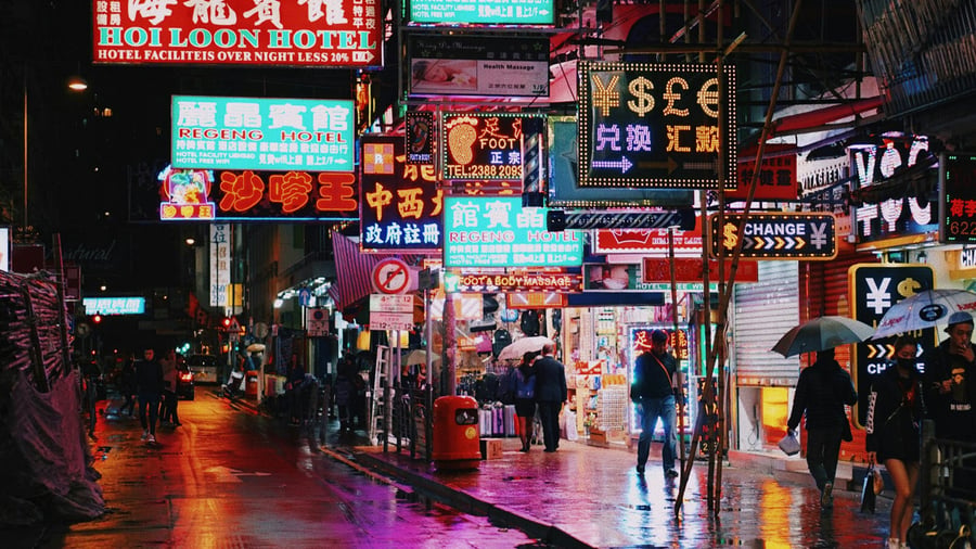 Neonverlichte straten van Hong Kong