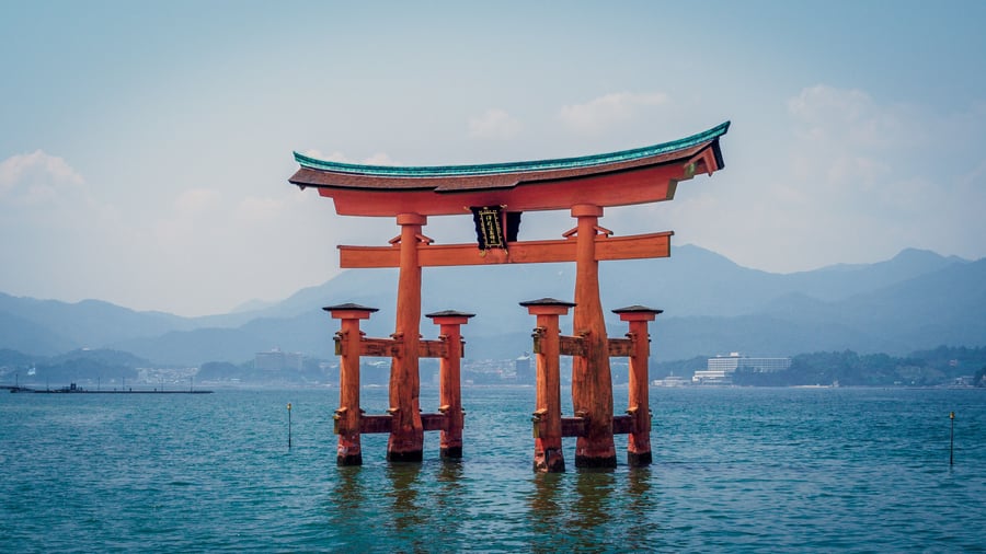 Ikonisk rød Torii-port i Japan