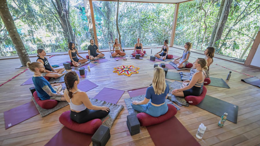 Meet like-mided yogis while travelling. 