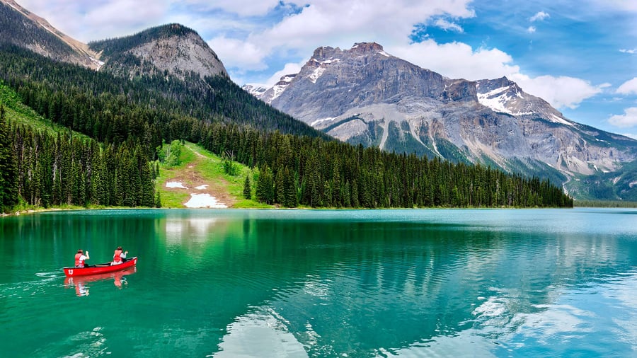 Kanotur på Emerald Lake i Yoho National Park