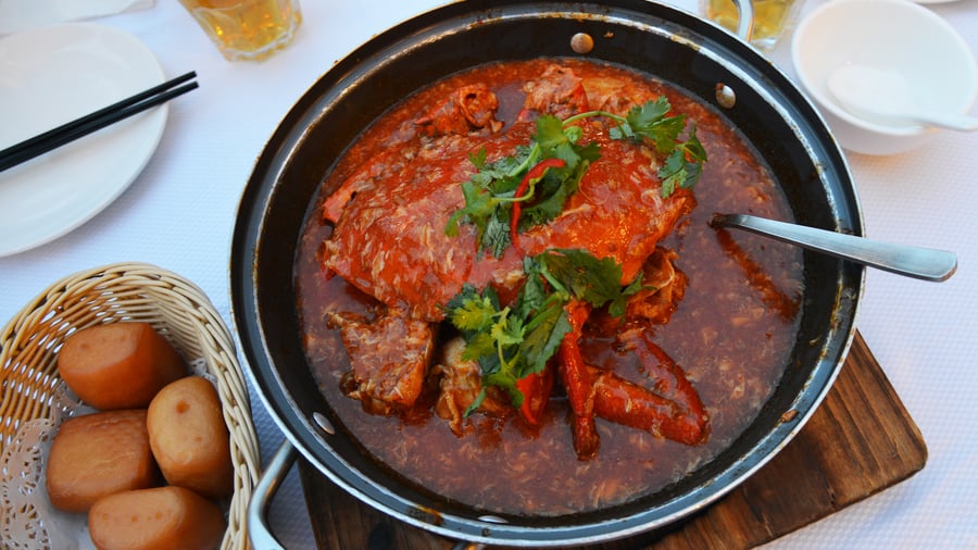 Prøv lokale retter som chili crab