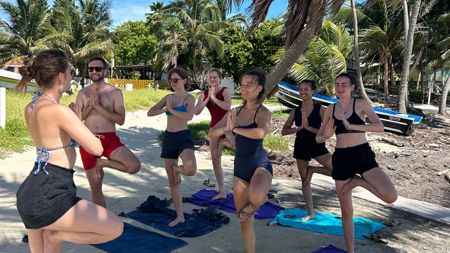 Yoga på stranden.