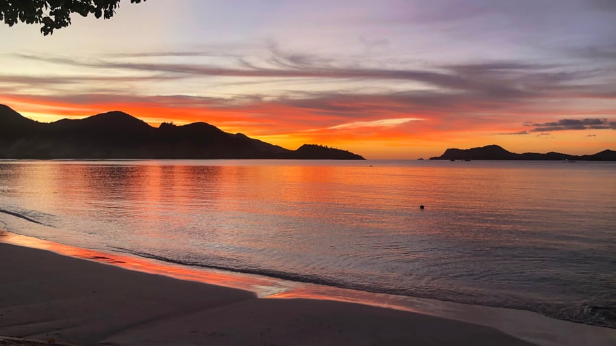 Solnedgang over Anse Volbert stranden