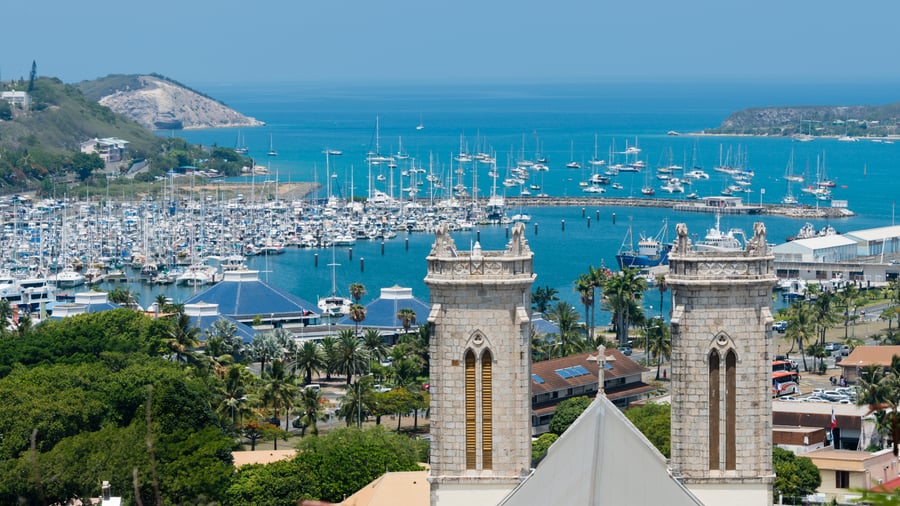 Saint Josef-katedralen och Moselle Bay i Nouméa