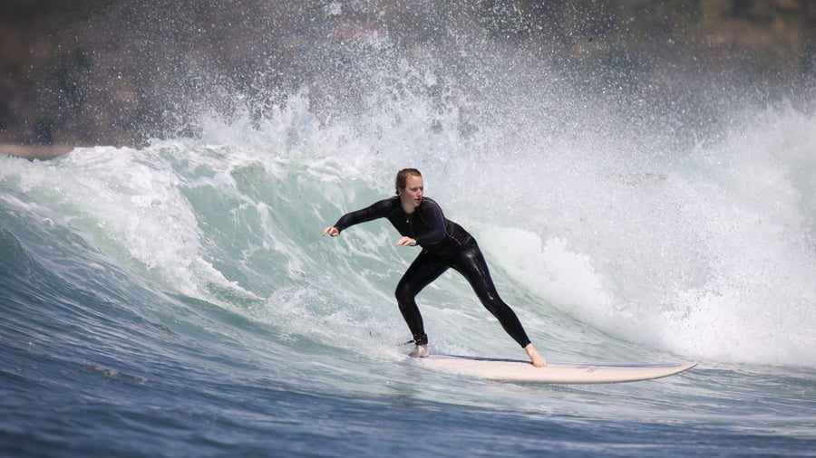 Ervaren surfer in Indonesië