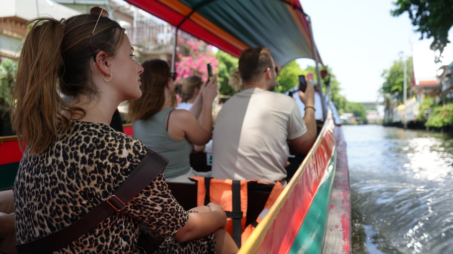 Båttur i kanalen i Bangkok