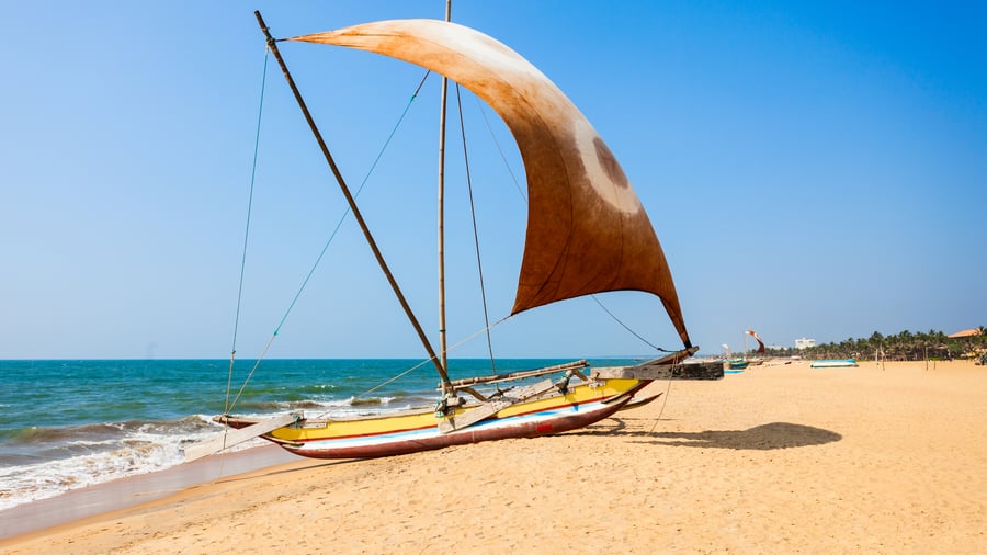 Fiskebåt vid stranden i Negombo