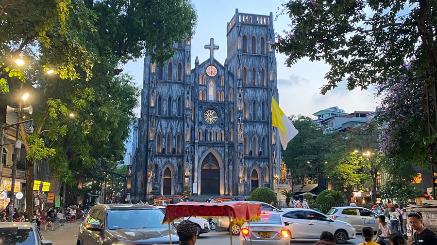 Busy road in front of St Joseph's Cathedral